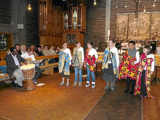 Die Fünftklässler des Hermann Hesse-Gymnasiums präsentierten beim Spendenkonzert in der katholischen Kirche in Heumaden einen Tanz zu afrikanischen Klängen. Foto: Selter-GehringFoto: Schwarzwälder-Bote