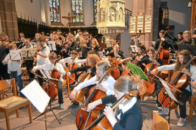 Der musikalische Nachwuchs der Jugendmusikschule und des HHG zeigte bei einem Konzert hervorragende Leistungen. Foto: Bausch Foto: Schwarzwälder-Bote