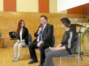 Hans-Joachim Fuchtel stand Schülern Rede und Antworte. Foto: Schillaci Foto: Schwarzwälder-Bote
