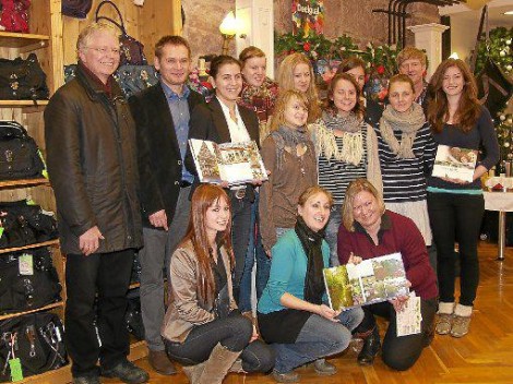 Für OB Ralf Eggert (Zweiter von links) ist „Erlebe Calw“ das derzeit beste Buch über die Stadt. Foto: Frommann Foto: Schwarzwälder-Bote